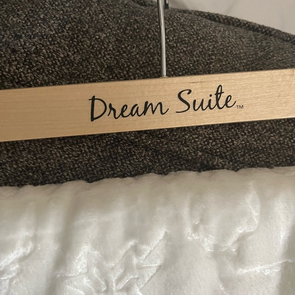 Dream Suite velvet throw blanket NEW white color. Perfect condition 50x70 - Picture 6 of 6